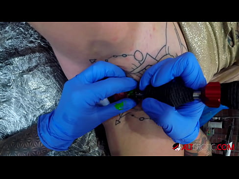 ❤️ Tsis tshua muaj tattooed hottie Sully Savage tau txais tattoo ntawm nws clitoris ❤️❌ porn ntawm hmn.91sesex101.top% ❌️ Ib